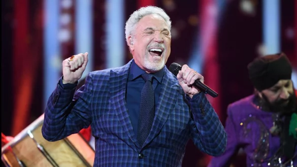 Tom Jones erholt sich nach seiner Hüft-OP. - © Andrew Parsons/Sunday Times/PA Wire/dpa