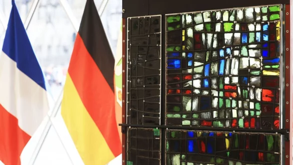 Der restaurierte (r) und verru&szlig;te Teil (l) eines Fenster aus der Kirche Notre-Dame. - &copy; Oliver Berg/dpa