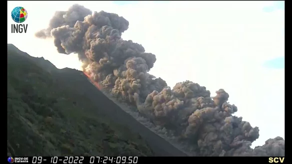 Das Standbild aus einem Video zeigt den Ausbruch des Vulkans Stromboli am 9. Oktober. - © INGV volcanoes/dpa
