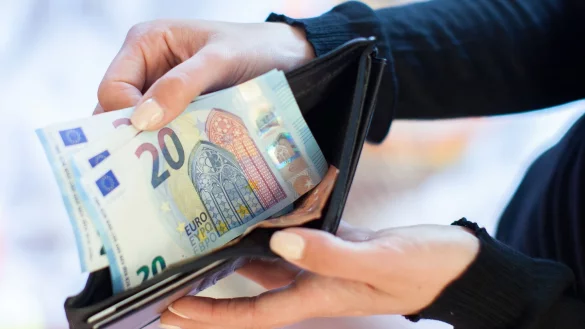 Wird das Geld bis zum Monatsende knapp? Wer immer wieder in finanzielle Engpässe gerät, sollte sich beraten lassen, statt immer neue Schulden aufzunehmen. - © Christin Klose/dpa-tmn