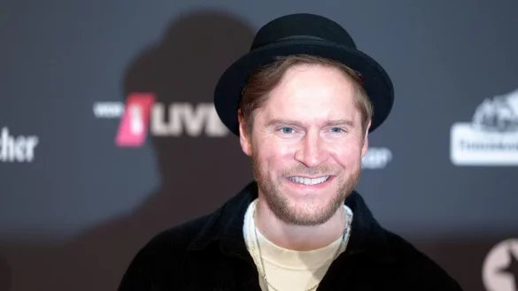 Der S&auml;nger Johannes Oerding steht auf dem Roten Teppich in der Jahrhunderthalle. - &copy; Henning Kaiser/dpa/Archivbild