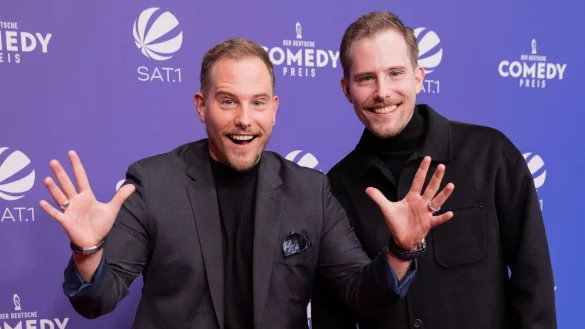 Die Zwillinge Benjamin (l) und Dennis Wolter, Youtuber, gestikulieren. - &copy; Rolf Vennenbernd/dpa