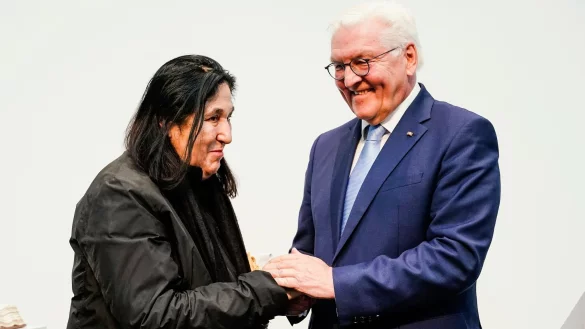 Bundespr&auml;sident Frank-Walter Steinmeier gratuliert Emine Sevgi &Ouml;zdamar, der diesj&auml;hrigen Preistr&auml;gerin des Schillerpreises der Stadt Mannheim. - &copy; Uwe Anspach/dpa