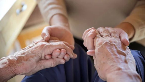 Nebenher Angehörige pflegen? Das Studium muss darunter nicht zwangsläufig leiden. - © Mascha Brichta/dpa Themendienst/dpa-tmn