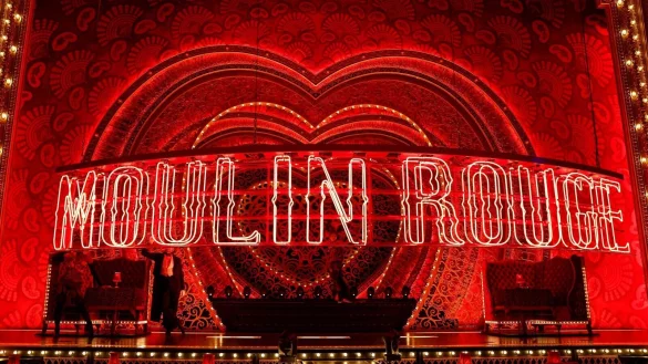 Das Bühnenbild des Musicals "Moulin Rouge" im Musical Dome orientiert sich an dem berühmten Variete in Paris. - © Thomas Banneyer/dpa/Archivbild