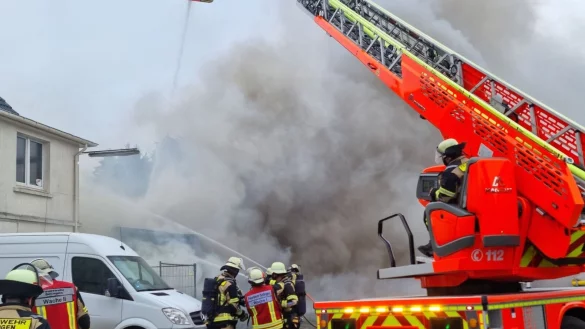 Einsatzkr&auml;fte der Feuerwehr Solingen bek&auml;mpfen einen Lagerhallen-Brand. - &copy; Gianni Gattus/dpa