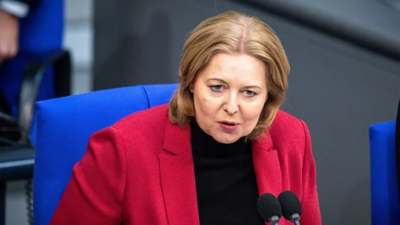 Hat eine Fußballvergangenheit: Bundestagspräsidentin Bärbel Bas. - © Michael Kappeler/dpa