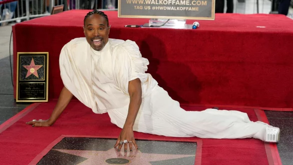 Billy Porter posiert hinter seinem neuen Stern auf dem &laquo;Hollywood Walk of Fame&raquo;. - &copy; Chris Pizzello/Invision via AP/dpa