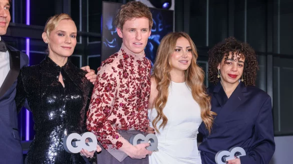 Die Preistr&auml;gerinnen Diane Kruger (l), Eddie Redmayne (2l) und Martine Rose (r) posieren nach der Preisverleihung in Berlin mit ihren Troph&auml;en. - &copy; Gerald Matzka/dpa