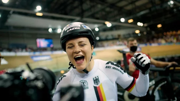 Lea Sophie Friedrich hat allen Grund zu feiern. Sie konnte ihren siebten WM-Titel in Frankreich holen. - © Christophe Ena/AP/dpa