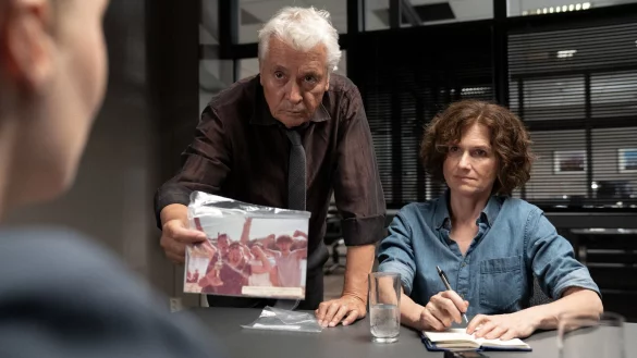 Johannes Fischer (Henry H&uuml;bchen, m.) und Konstanze Satorius (Victoria Trauttmansdorff, r.) ermitteln. - &copy; Marion von Der Mehden/ZDF/dpa