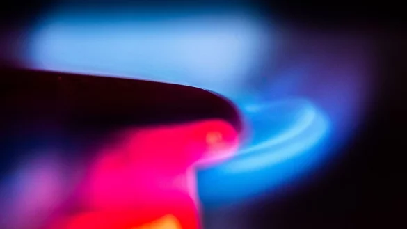 Die Flamme eines Gasherdes brennt in einer K&uuml;che. - &copy; Frank Rumpenhorst/dpa