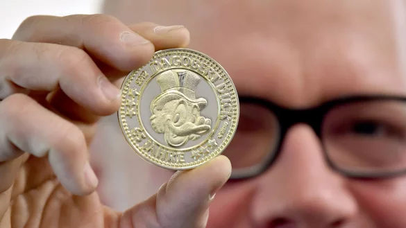 Der damalige Chefredakteur des Egmont Ehapa Verlages in Deutschland, Peter H&ouml;pfner, h&auml;lt im LTB Popup-Shop einen Dagobert-&laquo;Gl&uuml;ckskreuzer&raquo; in der Hand. - &copy; Britta Pedersen/dpa-Zentralbild/dpa