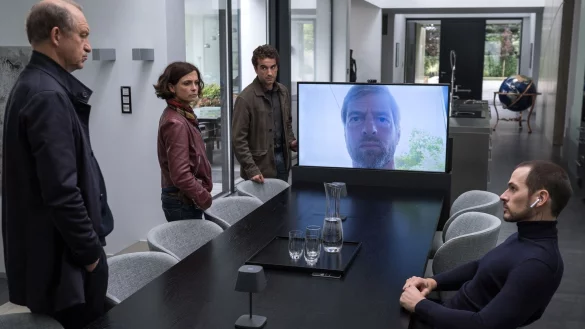 Die ersten Untersuchungen f&uuml;hren Carl Sievers (Peter Heinrich Brix, l), Ina Behrendsen (Julia Brendler, 2.v.l.) und Hinnerk Feldmann (Oliver Wnuk, 3.v.l.) zu einem Verd&auml;chtigen (Henning Baum, 2.v.r.). - &copy; Manju Sawhney/ZDF/dpa