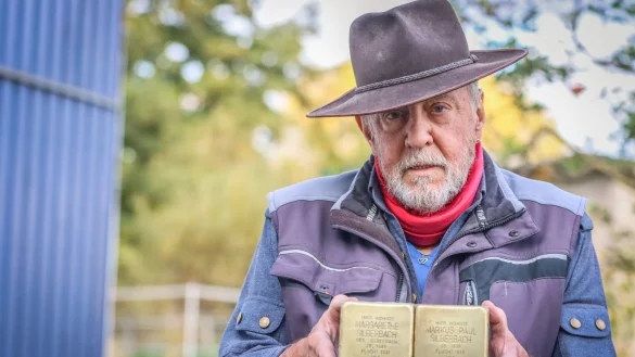 Gunter Demnig arbeitet in seiner Werkstatt an &laquo;Stolpersteinen&raquo;. Der Initiator des Projektes zur Erinnerung an Opfer des Nationalsozialismus wird am Donnerstag 75 Jahre alt. - &copy; Nadine Weigel/dpa