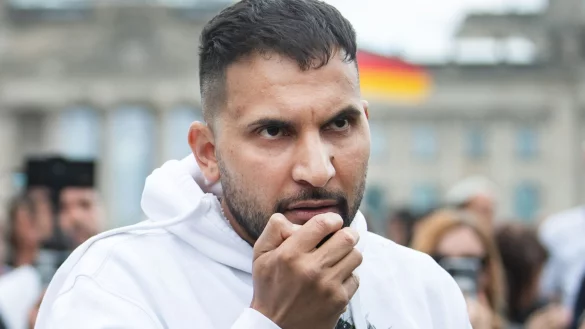 Attila Hildmann bei der Abschluss-Kundgebung einer Demonstration gegen die Corona-Politik in Berlin im Mai 2020. - &copy; Bernd von Jutrczenka/dpa