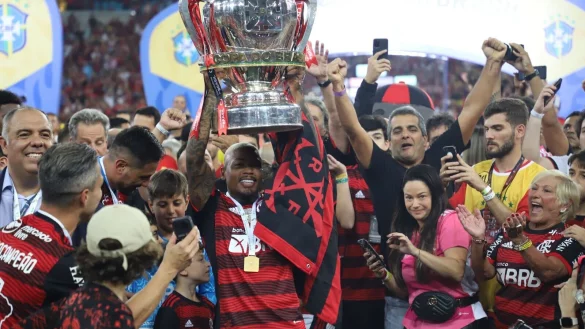 Die Flamengo-Spieler feiern im Maracanã-Stadion den Pokalsieg. - © Leco Viana/TheNEWS2 via ZUMA Press Wire/dpa