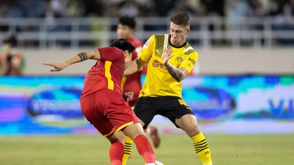 Borussia Dortmunds Marco Pasalic (r) und Vietnams Doan Van Hau k&auml;mpfen um den Ball. - &copy; Marco Steinbrenner/dpa