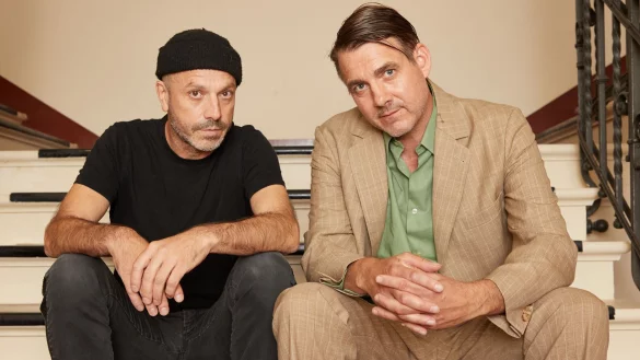 S&auml;nger und Songwriter Jan Plewka (l) und Gitarrist Marco Schmedtje legen ein 80er-Coveralbum vor. - &copy; Georg Wendt/dpa