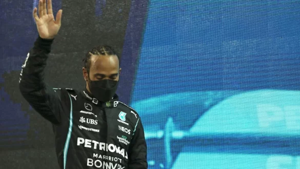 Hadert noch immer mit dem umstrittenen Finale in Abu Dhabi: Lewis Hamilton. - © Kamran Jebreili/AP POOL/dpa