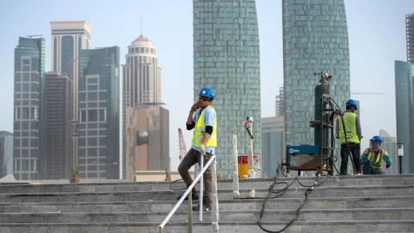 Eine Baustelle in Doha. Internationale Kritik gibt es nicht nur an der WM-Vergabe, sondern auch an den Bedingungen für ausländische Bauarbeiter in Katar. - © Bernd von Jutrczenka/Deutsche Presse-Agentur GmbH/dpa