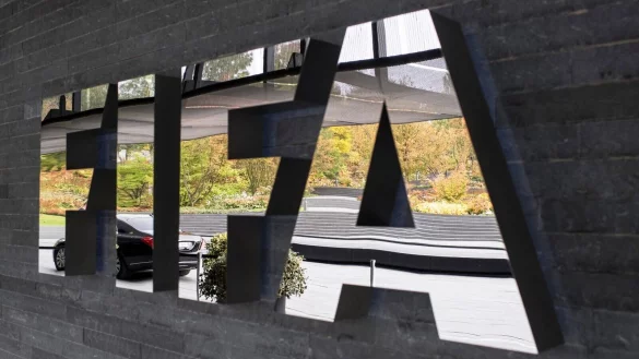 Das Logo der FIFA ist au&szlig;en am Hauptsitz des Weltfu&szlig;ballverbandes in Z&uuml;rich zu sehen. - &copy; Ennio Leanza/KEYSTONE/epa/dpa