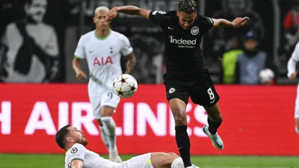 Frankfurts Djibril Sow (r) und Tottenhams Pierre-Emile Hojbjerg k&auml;mpfen um den Ball. - &copy; Arne Dedert/dpa