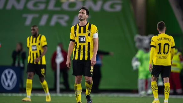 Dortmunds Mats Hummels steht nach dem Schlusspfiff auf dem Spielfeld. - &copy; Swen Pf&ouml;rtner/dpa