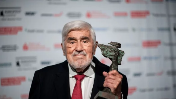 Mario Adorf wurde f&uuml;r sein Lebenswerk mit dem Preis &laquo;Nike&raquo; ausgezeichnet. - &copy; Fabian Strauch/dpa