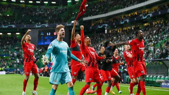 Auch Eintracht Frankfurt &uuml;berwintert in der Champions League. - &copy; Arne Dedert/Deutsche Presse-Agentur GmbH/dpa