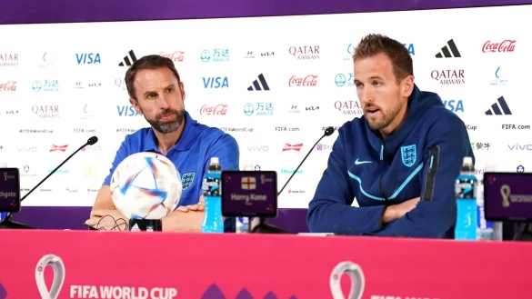 Englands Trainer Gareth Southgate (l) und Kapit&auml;n Harry Kane bei der Pressekonferenz in Doha. - &copy; Martin Rickett/PA Wire/dpa