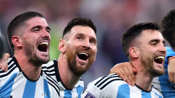 Argentiniens Lionel Messi jubelt mit Mitspielern nach dem Abpfiff. - &copy; Tom Weller/dpa