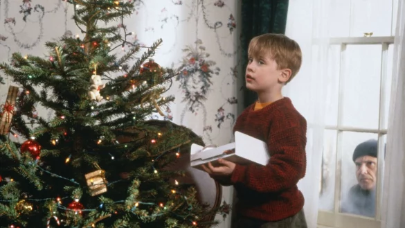 W&auml;hrend Kevin (Macaulay Culkin, l.) den Weihnachtsbaum schm&uuml;ckt, lauert Harry (Joe Pesci) auf eine Gelegenheit, das Haus auszurauben. - &copy; Disney+ /dpa