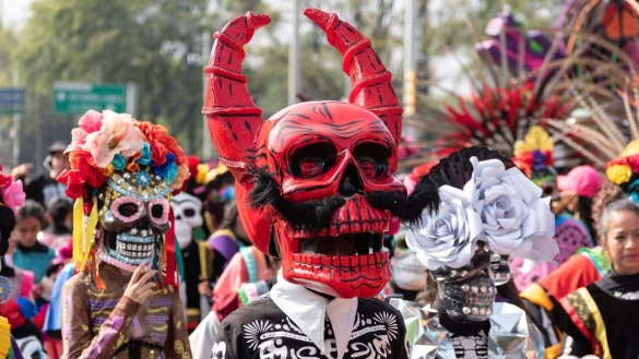 Bemalte und verzierte Pappfiguren bei der Parade zum Tag der Toten in Mexiko-Stadt. - &copy; Damian Lestrade Photography/dpa