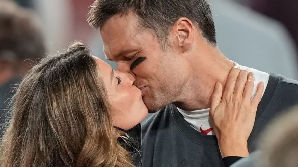 Quarterback Tom Brady von den Tampa Bay Buccaneers k&uuml;sst seine damalige Frau, Model Gisele B&uuml;ndchen, nach dem Sieg seines Teams. - &copy; David J. Phillip/AP/dpa/Archiv