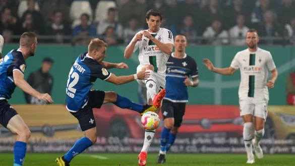 Verletzte sich beim Pokal-Aus in Darmstadt: Gladbachs Jonas Hofmann (r). - © Thomas Frey/dpa