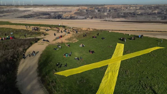 Vor Lützerath liegt ein großes gelbes X des Protest-Bündnisses «Alle Dörfer Bleiben». - © David Young/dpa