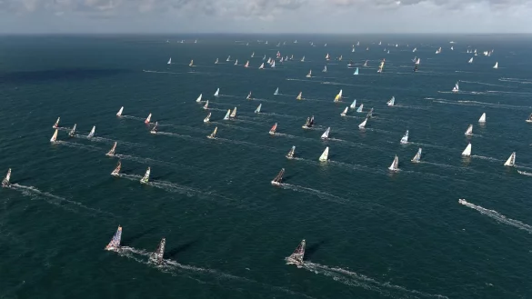 Start zur &laquo;Route du Rhume&raquo;: Die Skipper starten vor der K&uuml;ste im Westen Frankreichs zum Solosegelrennen. - &copy; Sebastien Salom-Gomis/AFP/dpa