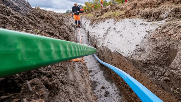 Glasfaserkabel werden in die Erde verlegt. - &copy; Armin Weigel/dpa