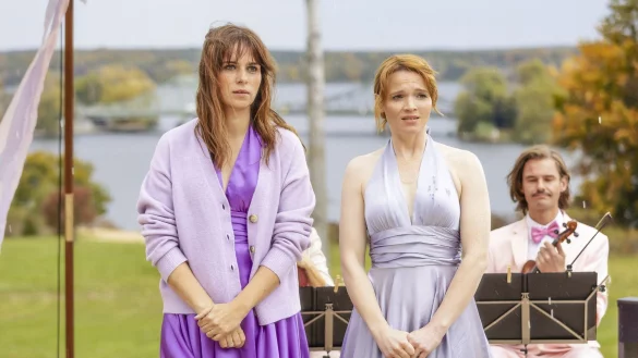 Karoline Herfurth (m) als Klara und Nora Tschirner (l) als Jule in einer Szene des Films &laquo;Einfach mal was Sch&ouml;nes&raquo;. - &copy; -/Warner Bros GmbH/dpa