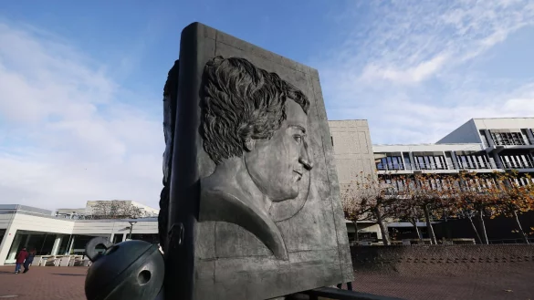 Ein Bronze-Denkmal des Dichters Heinrich Heine auf dem Gel&auml;nde der Heinrich-Heine-Universit&auml;t in D&uuml;sseldorf. - &copy; David Young/dpa