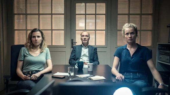 Schnabel (Martin Brambach), Karin Gorniak (Karin Hanczewski) und Leonie Winkler (Cornelia Gr&ouml;schel) sehen die Videobotschaft des Entf&uuml;hrers. - &copy; Marcus Glahn/MadeFor/MDR/dpa