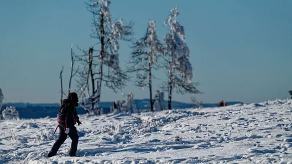 Spazierg&auml;nger genie&szlig;en auf dem Kahlen Asten das Winterwetter. - &copy; Henning Kaiser/dpa