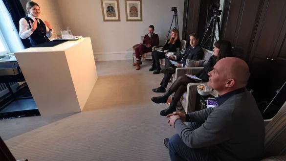 Anna Strokan, Barkeeperin der Hotelbar &laquo;Ka?ptns Lounge&raquo; Heiligenhafen, er&ouml;ffnet mit ihrem Drink &laquo;Manhattan in Law&raquo; das Finale der Deutschen Cocktailmeisterschaften der Deutschen Barkeeper Union (DBU). - &copy; Bernd W&uuml;stneck/dpa