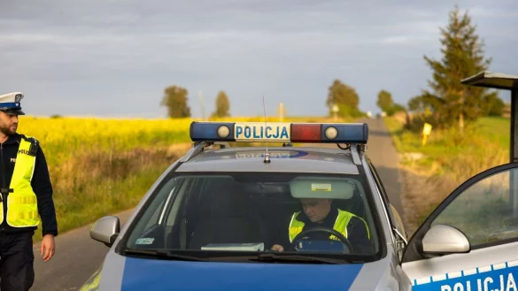 Ein Streifenwagen der polnischen Polizei sperrt eine Strasse in Richtung des Lecks an der &Ouml;lpipeline Druschba. - &copy; Christian Ender/dpa