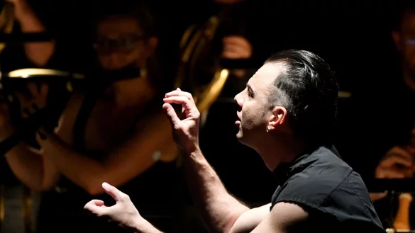 Der Dirigent Teodor Currentzis w&auml;hrend einer Fotoprobe in Salzburg. - &copy; Barbara Gindl/APA/dpa