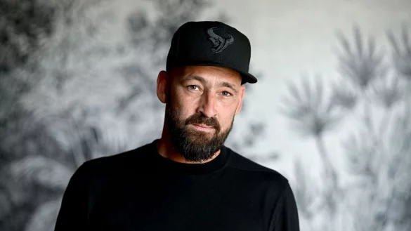 Der Musiker Gentleman (Tilmann Otto) bei einem Interview. - &copy; Britta Pedersen/dpa