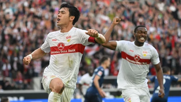 Stuttgarts Wataru Endo (l) jubelt nach seinem Tor. - &copy; Marijan Murat/dpa