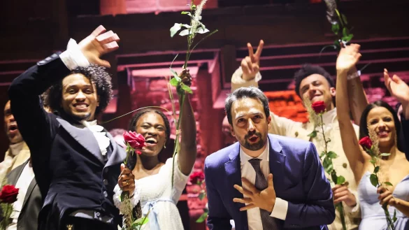 Lin-Manuel Miranda (M), Komponist und Autor des Musicals «Hamilton», steht zusammen mit dem Ensemble beim Schlussapplaus in Hamburg auf der Bühne. - © Christian Charisius/dpa