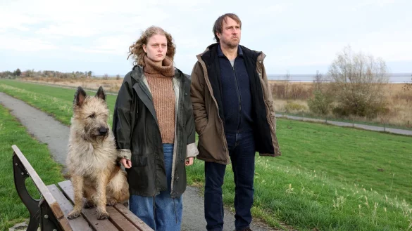 Bjarne M&auml;del (r) steht neben Liv Clasvogt in der Rolle eines blinden M&auml;dchens auf diesem Handout zum Drehstart f&uuml;r die Fortsetzung des NDR-Films &laquo;S&ouml;rensen f&auml;ngt Feuer&raquo;, der voraussichtlich 2023 im Ersten und in der ARD-Mediathek laufen soll. - &copy; J&ouml;rg Landsberg/NDR/dpa